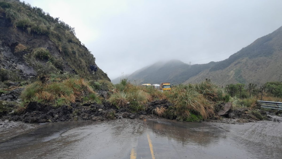En la vía Pifo - Papallacta hay rocas, lodo y maleza.