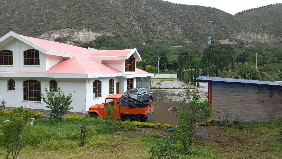 El agua del afluente llegó a una vivienda turística en los alrededores del río Pisque.