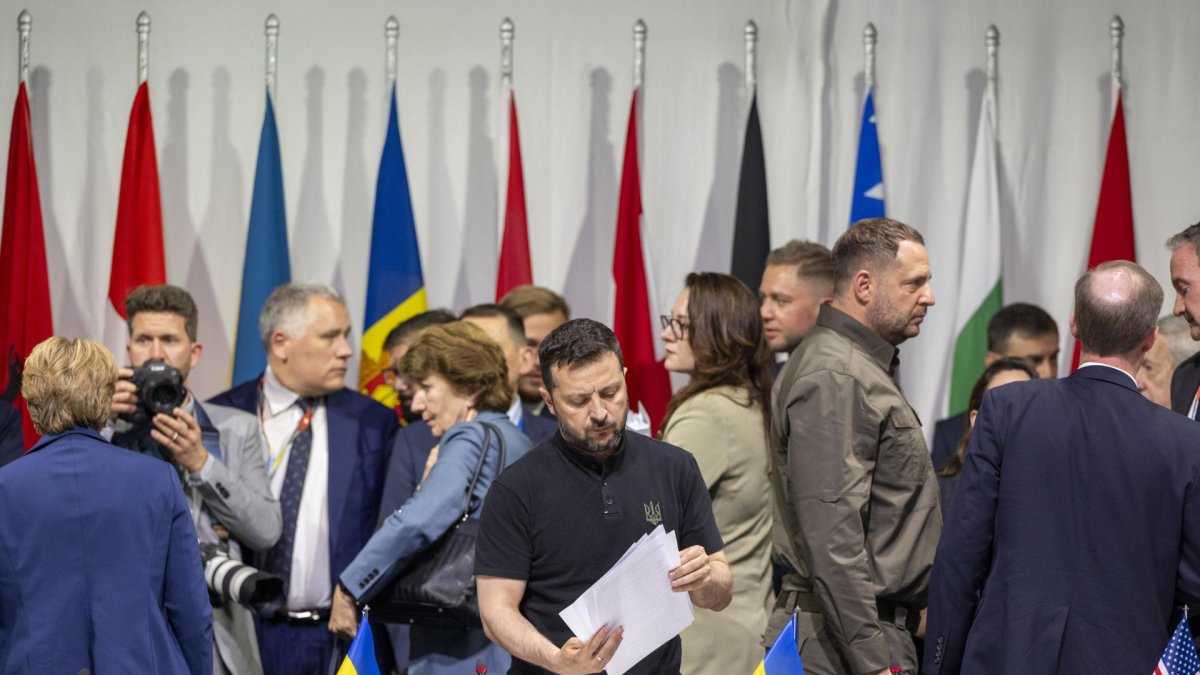 El presidente de Ucrania, Volodímir Zelenski, sostiene unas hojas durante la sesión del domingo 16 de junio.