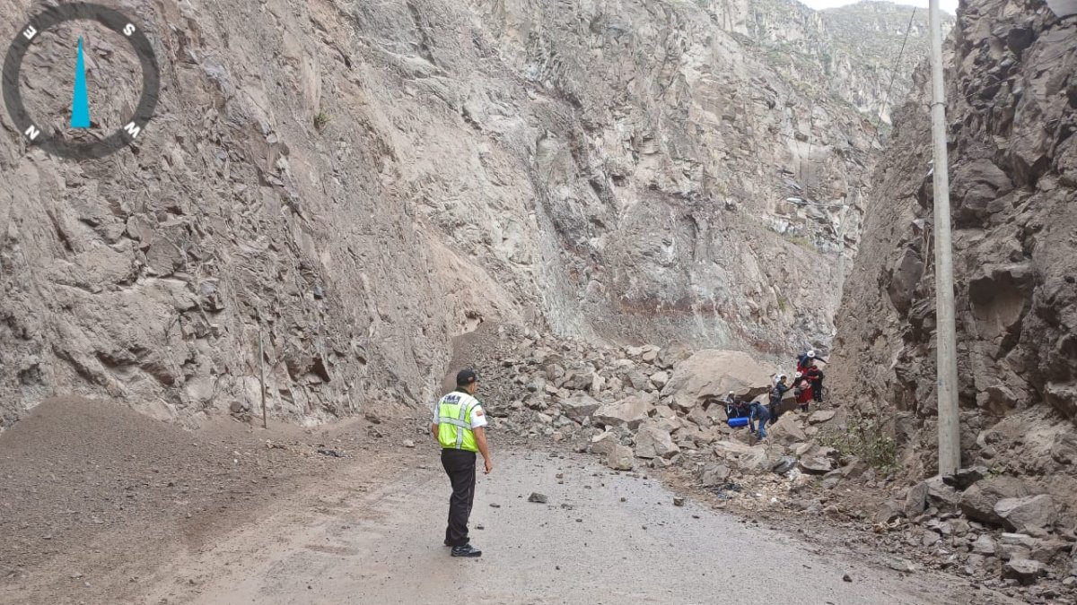 Un deslizamiento de gran magnitud obstaculiza el paso en el kilómetro 80 de la vía Cuenca- Girón- Pasaje.