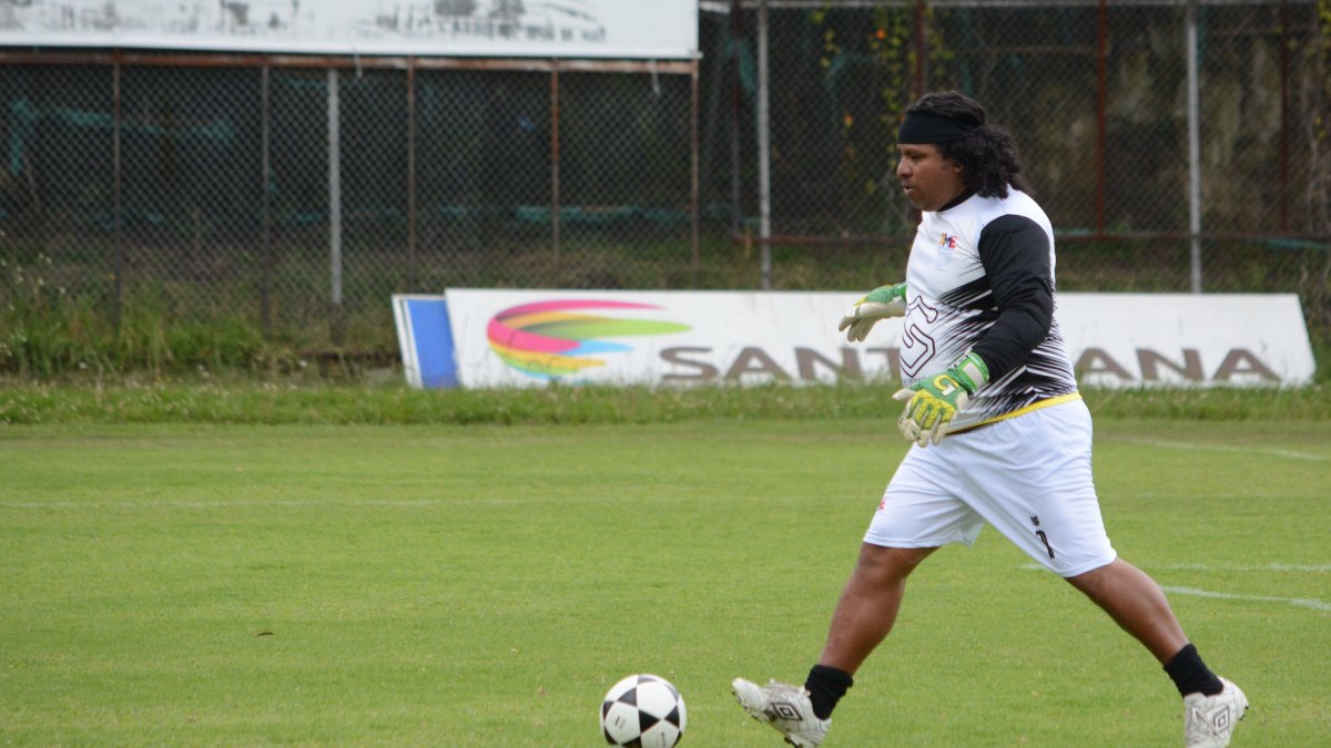 Jacinto Espinoza participa en juegos amistosos junto a exintegrantes de la Tricolor.