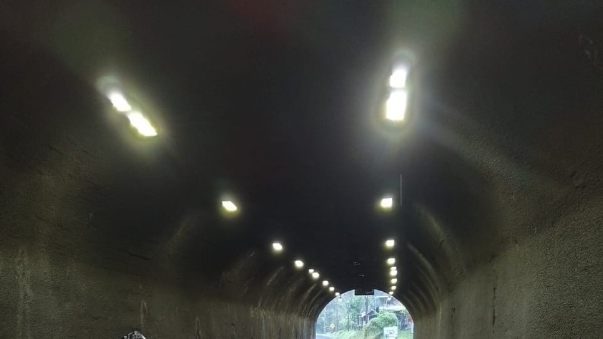 El Municipio de Baños restringió el ingreso a la ciudad debido a la presencia de agua, lodo y rocas en varias calles.