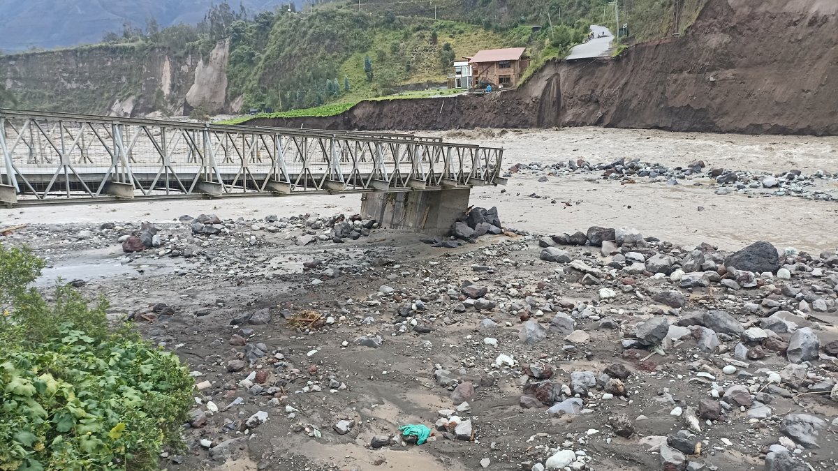 El puente en Palitahua, en Chimborazo, cedió con la fuerza del rií. Decenas de emprendimientos turísticos alojados en su riveras en el cantón Penipe se ven afectados.
