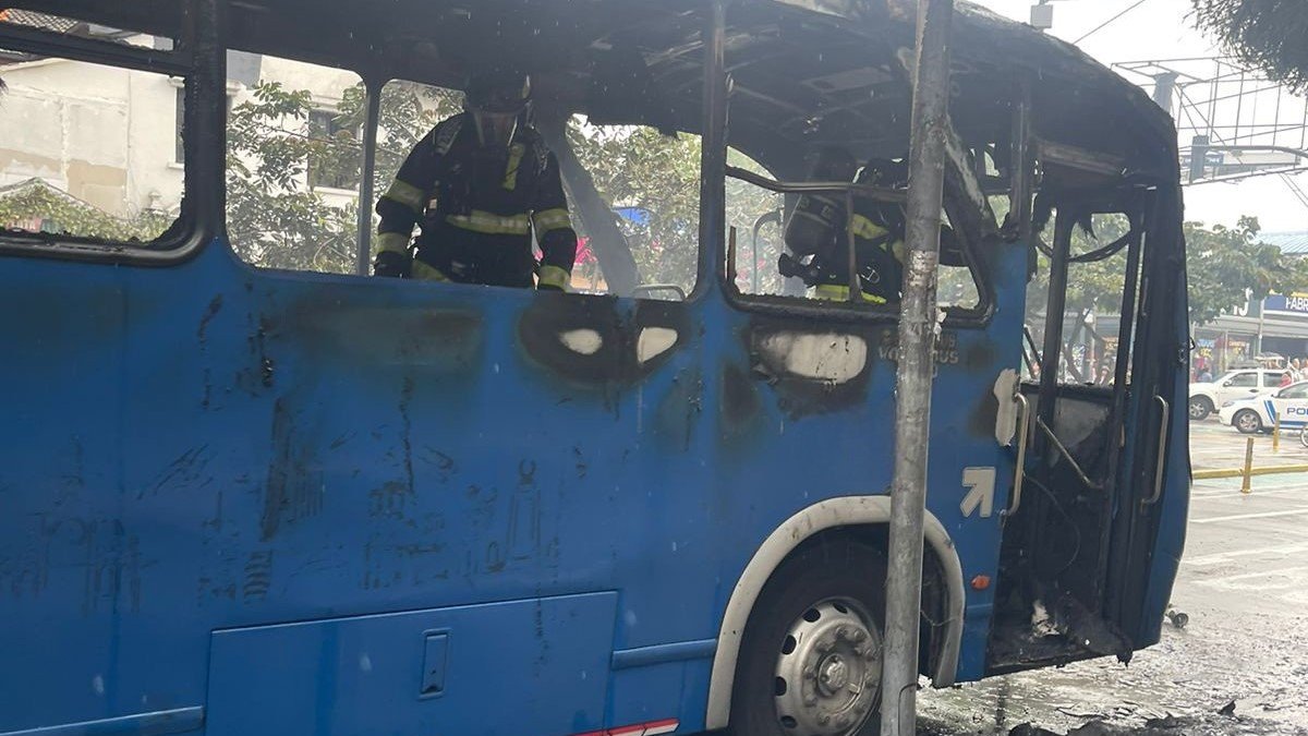 El fuego consumió la cabina y algunos asientos del bus, cuando circulaba por la avenida Colón.