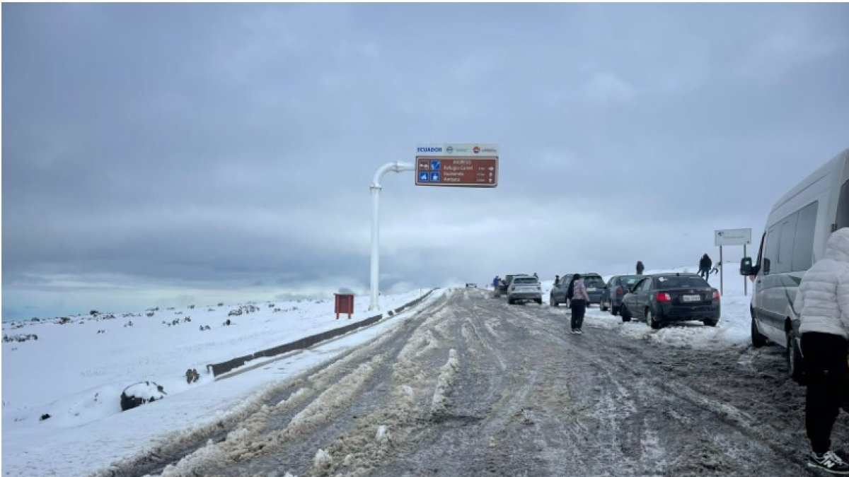 Tras la caída de nieve en la ruta Chimborazo-Guaranda se formó un congestionamiento vehicular.