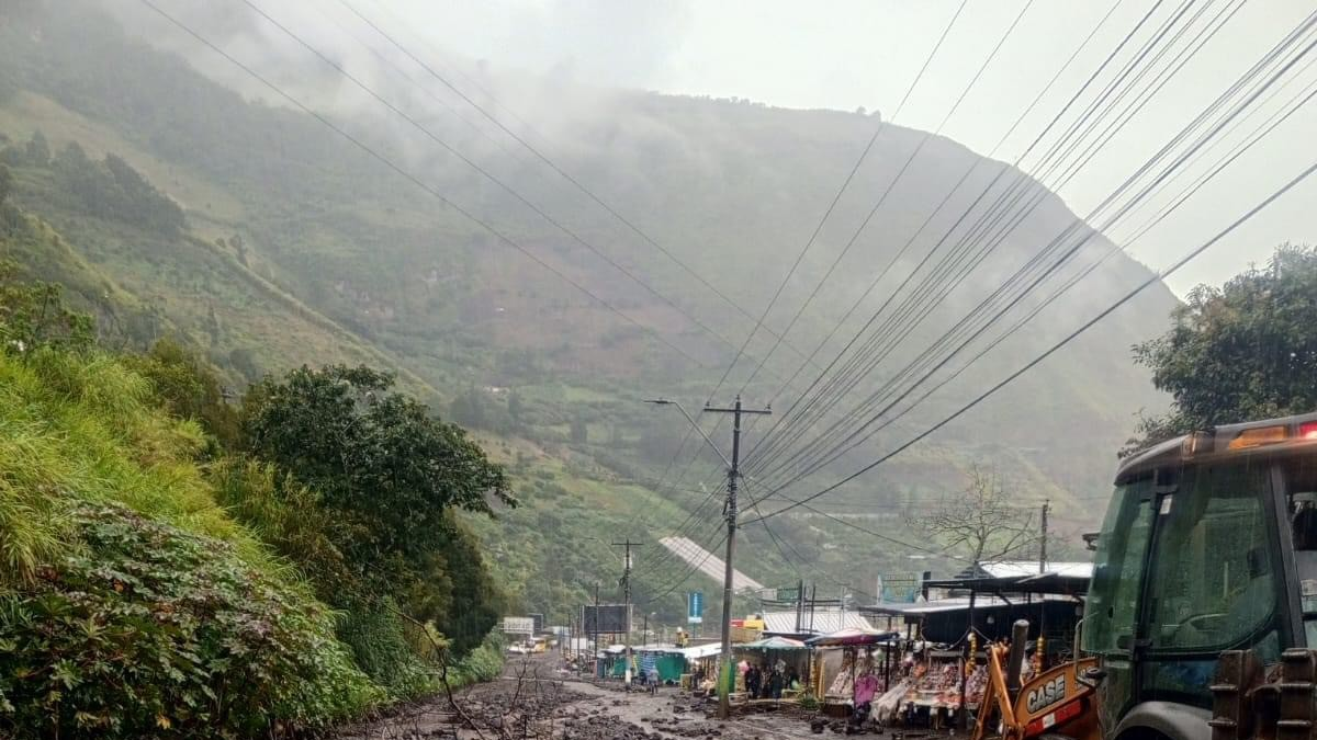La Prefectura de Cotopaxi envió maquinaria para atender la emergencia.