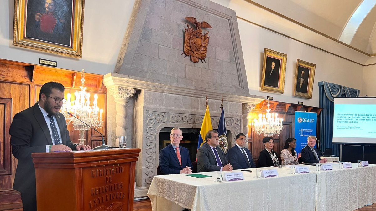 Reunión entre autoridades estadounidenses y ecuatorianas.