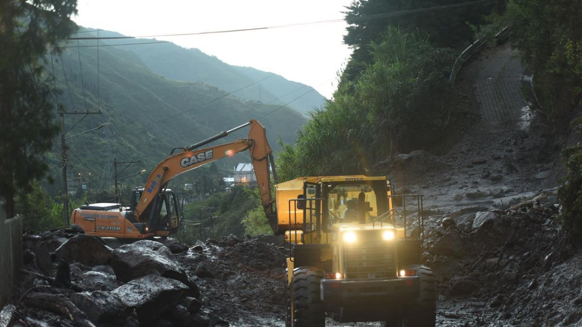 Acciones. Maquinaria del Ministerio de Transporte trabaja en la remoción de escombros en el ingreso a la Central Hidroeléctrica Agoyán, en Baños, provincia de Tungurahua.