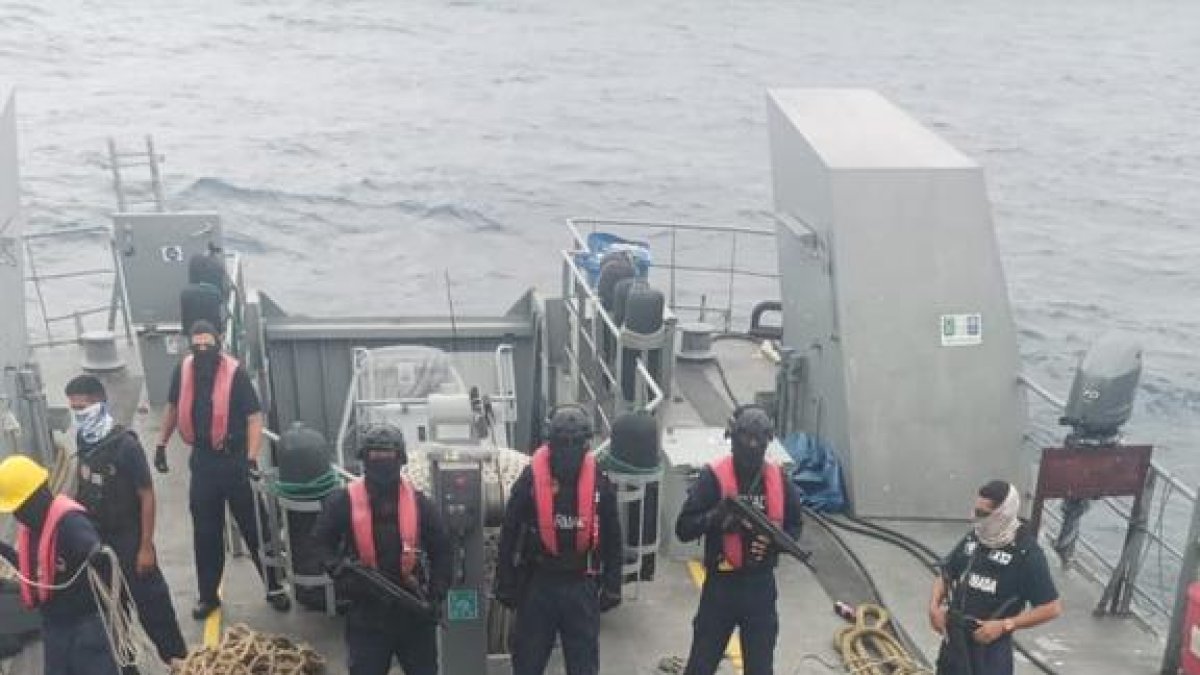 La Armada del Ecuador detuvo a tres personas que transportaban 40 bultos de droga a 258 millas náuticas de la isla San Cristóbal, en Galápagos.