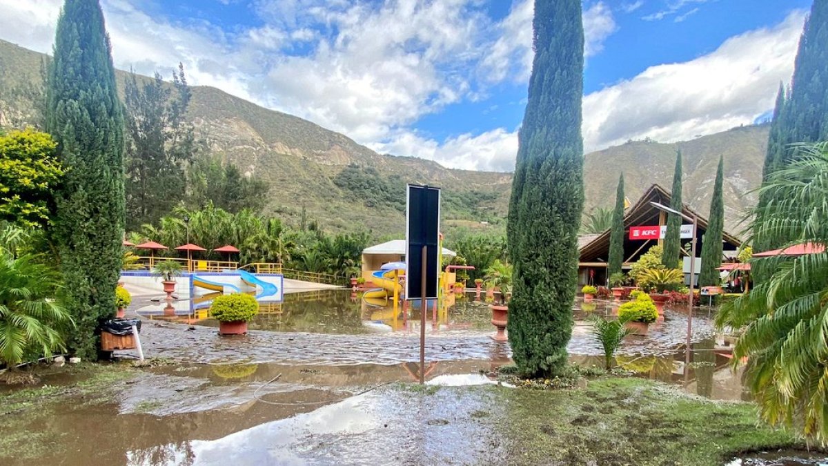 Uno de los lugares más afectados por el desbordamiento del río Pisque fue un complejo turístico.