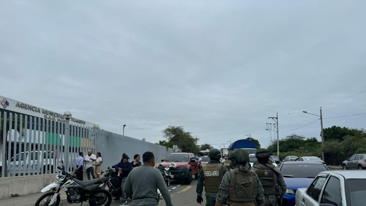Militares resguardan la Agencia Municipal de Tránsito.