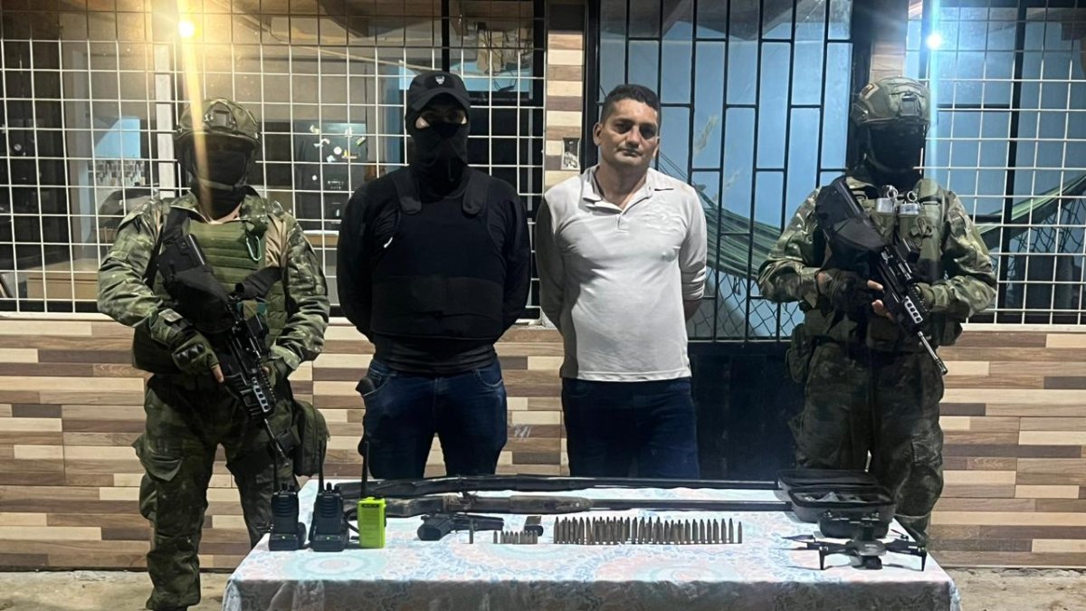 Fue aprehendido en una finca, donde presuntamente se escondía y desde donde operaba.