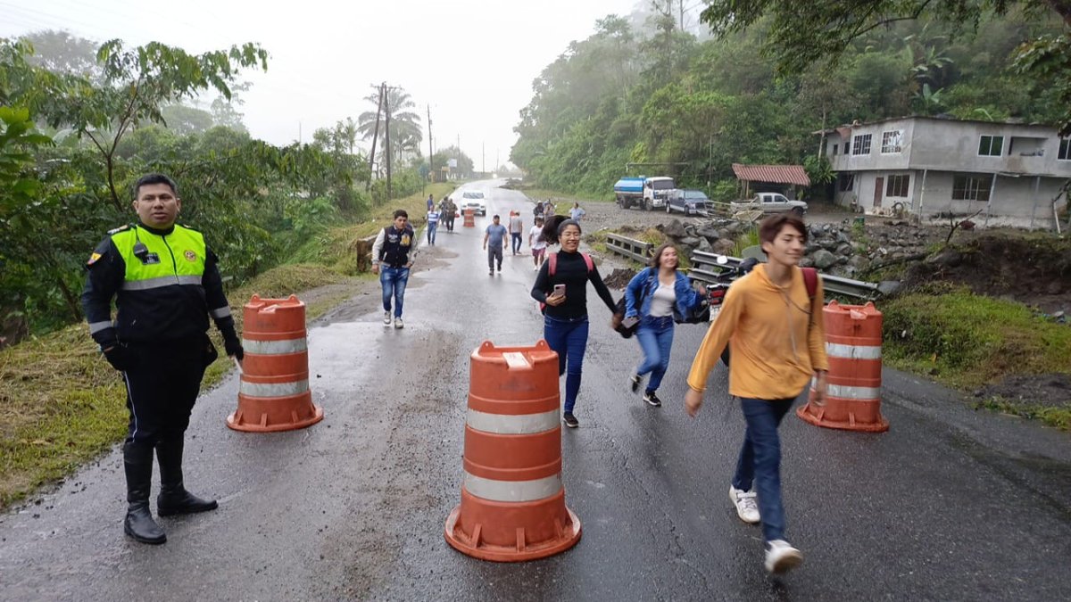 Debido al cierre los usuarios de la vía Alóag- Santo Domingo tuvieron que caminar.