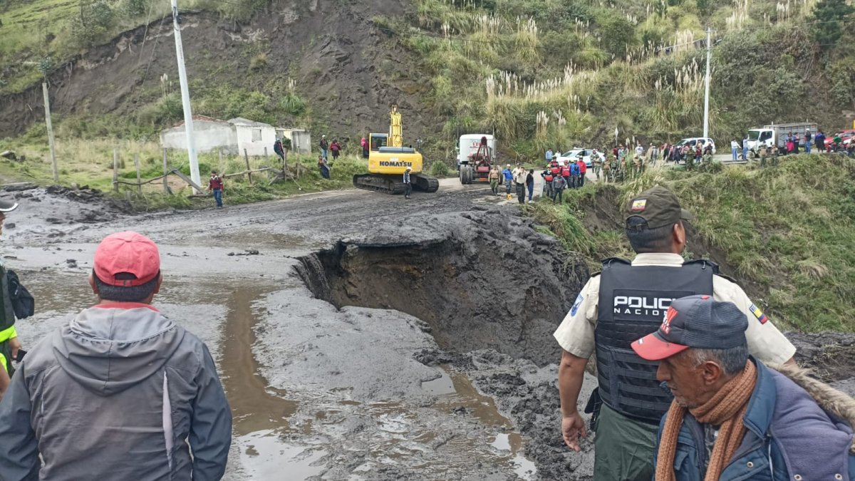 Debido al continuo deslizamiento de material, las labores de rescate no pudieron llevarse a cabo durante la madrugada.
