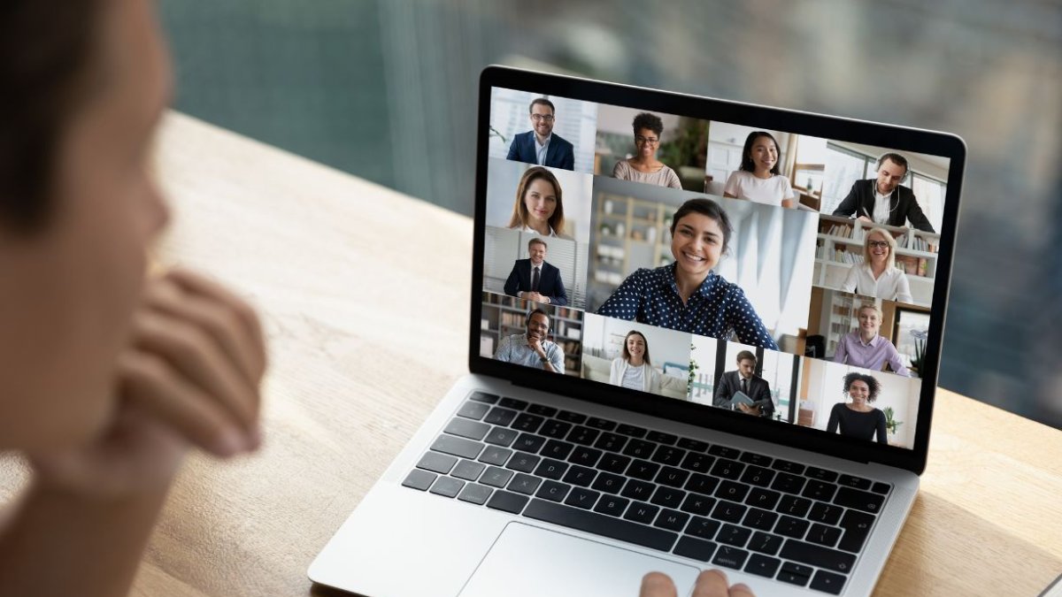 Eric Yuan, CEO de Zoom, visualiza un futuro donde los clones digitales aliviarán la carga de trabajo de los directivos