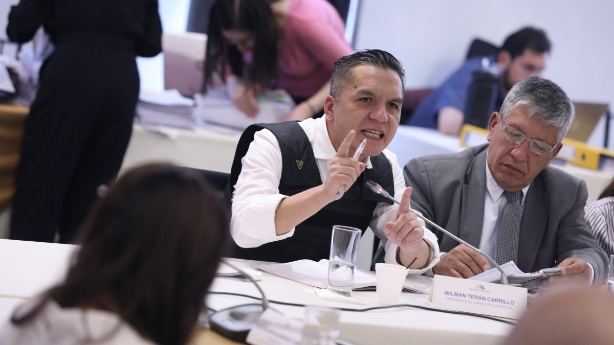 Wilman Terán asistió a la Comisión de Fiscalización con su padre, su esposa y su hija.