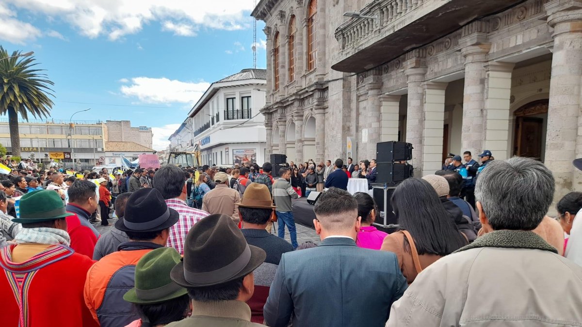 Simpatizantes del alcalde Tinajero se apostaron en las afueras del despacho de la Vicealcaldesa.