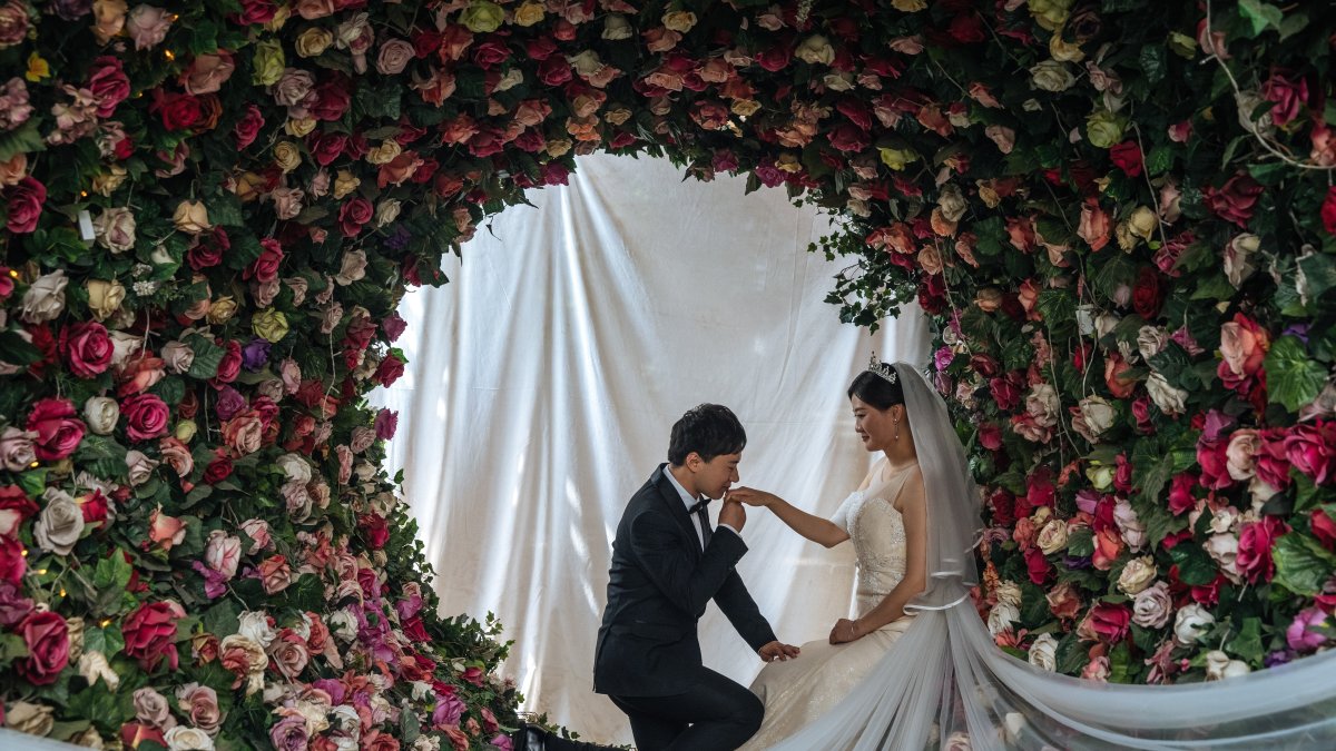 Pekín. Una pareja contrae matrimonio, en un país donde este tipo de uniones vive una baja notoria.