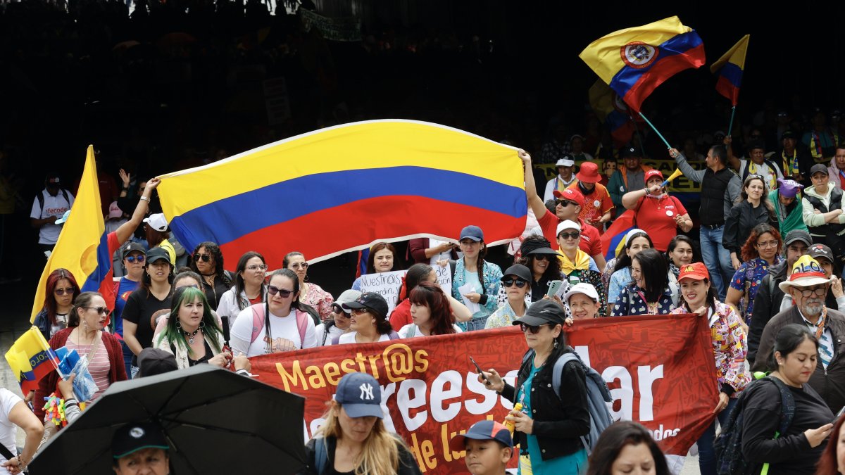 Maestros marchan para protestar por el proyecto de ley que busca reformar la educación este lunes, en Bogotá (Colombia).