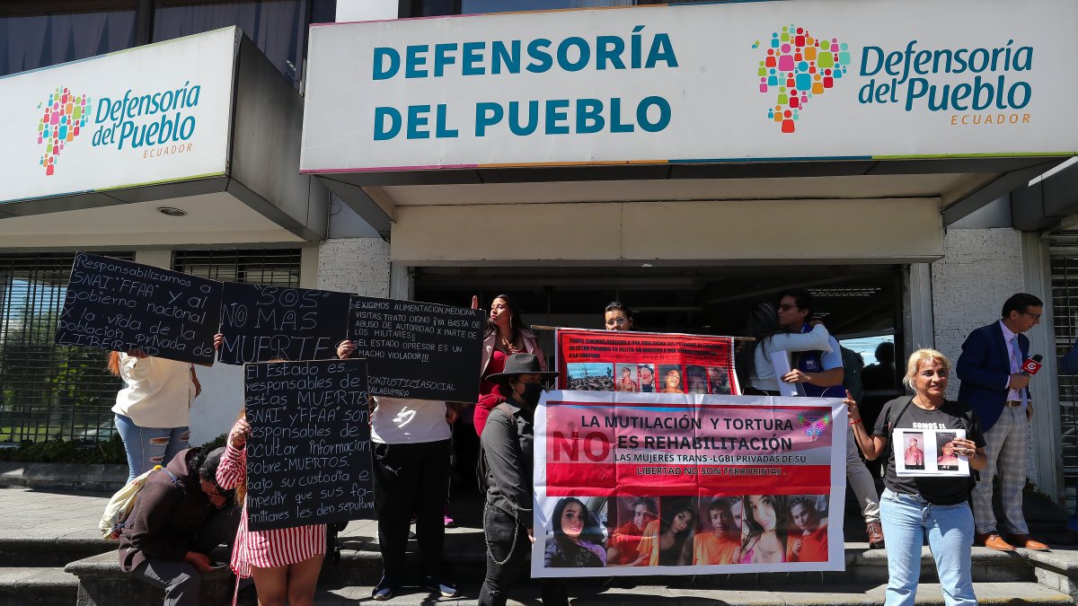 Familiares de reclusos realizaron un plantón en los exteriores de la Defensoría del Pueblo.