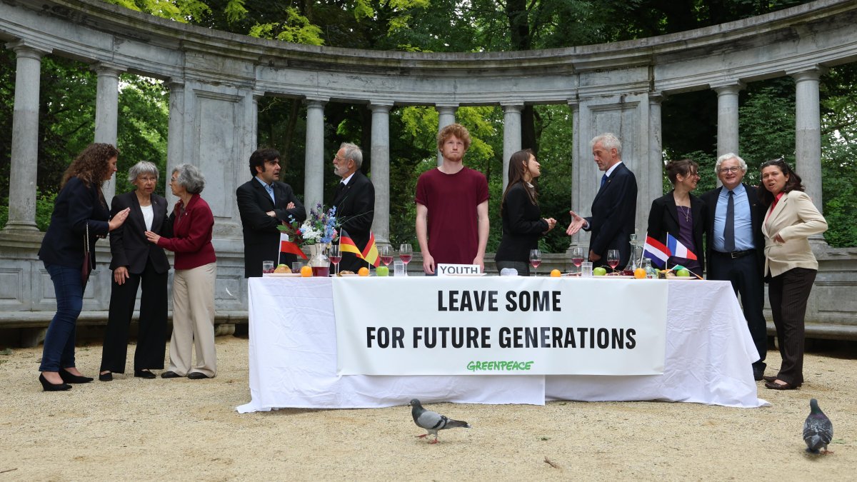 Activistas coordinados por la organización Greenpeace recrearon en Bruselas la pintura de 'La última cena' de Leonardo da Vinci para pedir políticas climáticas más ambiciosas a los líderes de la UE.