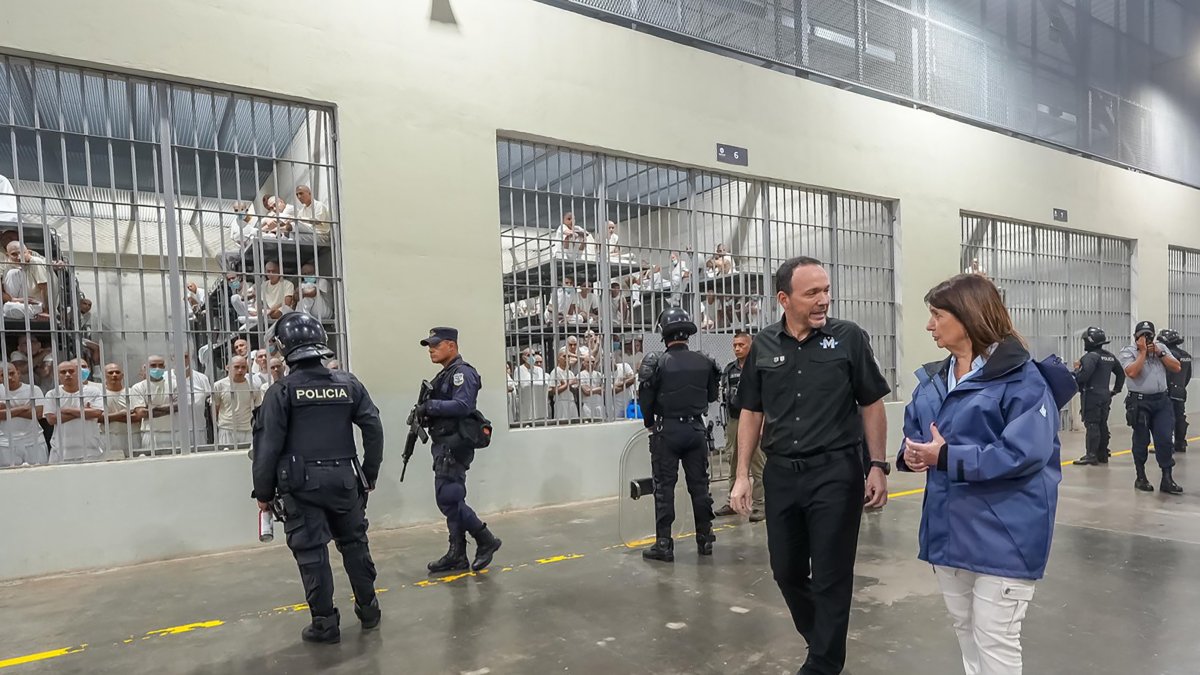La ministra de seguridad Patricia Bullrich y el ministro de justicia de El Salvador Gustavo Villatoro, en la visita al Centro de Confinamiento del Terrorismo (Cecot), en Tecoluca (El Salvador).