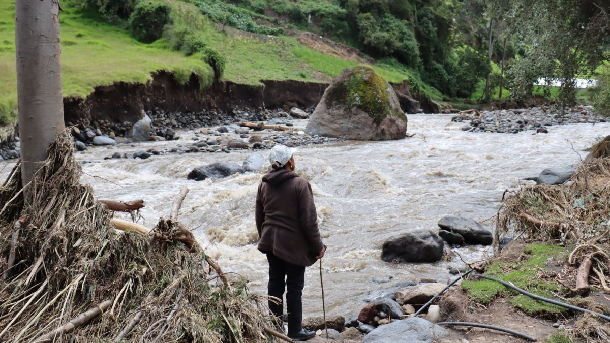 Las fuertes lluvias causaron el desbordamiento del río Pisque.