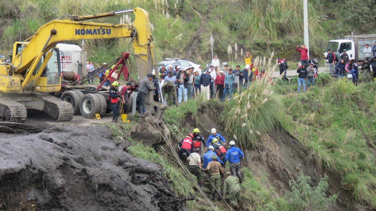 Las tareas de búsqueda de personas atrapadas en los deslizamientos de tierra continúan.
