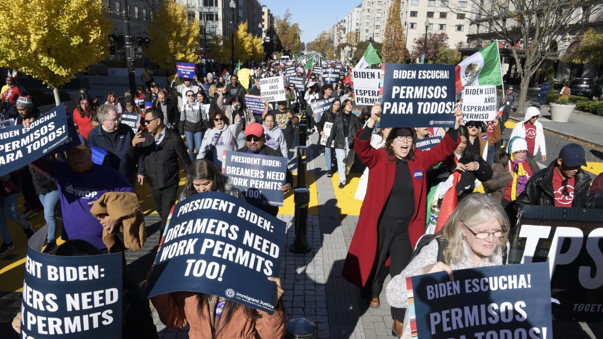 Manifestación para exigir al presidente Joe Biden que ofrezca un estatus legal a los casi 11 millones de personas indocumentadas que viven en Estados Unidos.