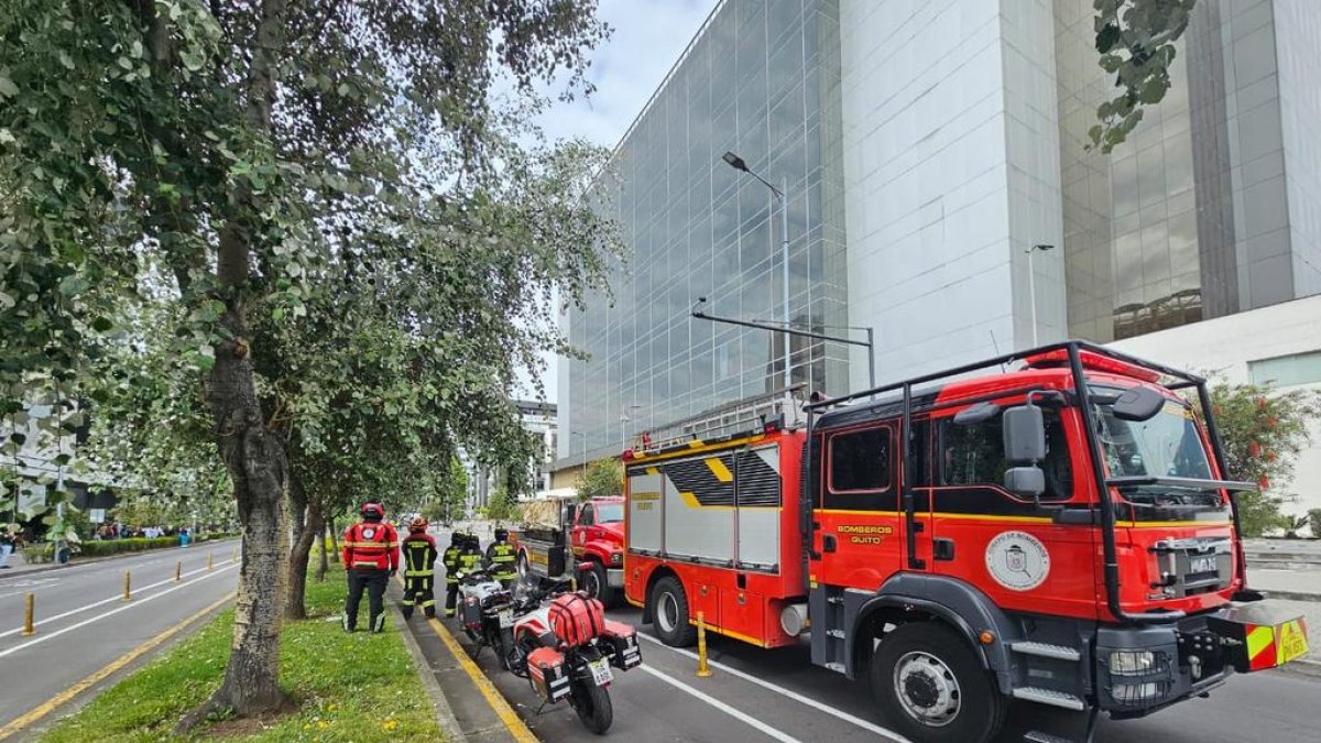 Los Bomberos de Quito y Policía Nacional cercaron los exteriores del Complejo Judicial Norte, por un objeto sospechoso.