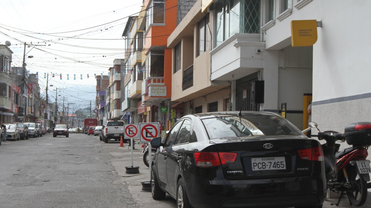 Estacionar mal o en sitios prohibidos es una de las infracciones de tránsito más recurrentes en Quito.