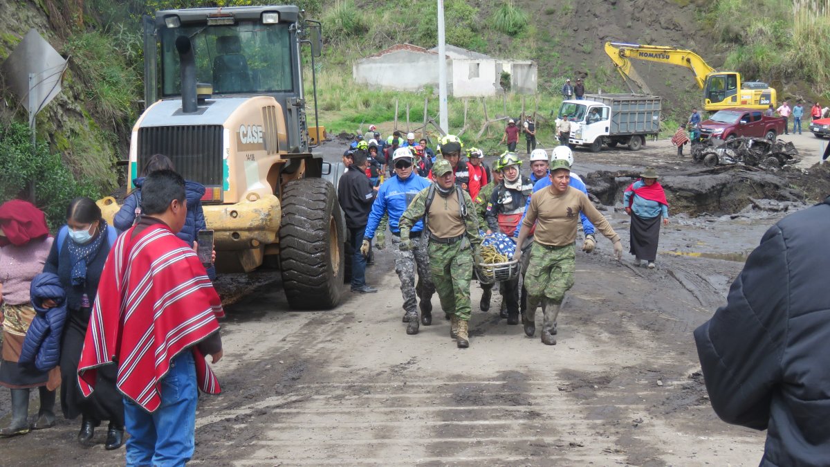 Otro cuerpo sin vida fue rescatado de la parroquia Cebadas en (Chimborazo). Ahí una familia fue arrastrada por un aluvión.
