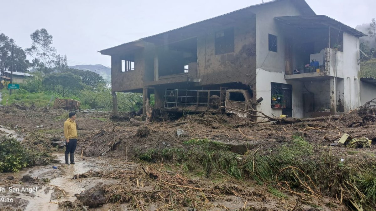 Una familia perdió todos sus enseres tras el deslizamiento de grandes proporciones que se registró tras la fuerte lluvia del pasado domingo.