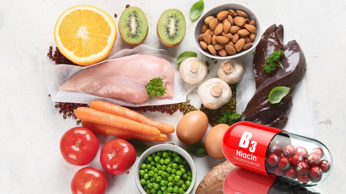 La niacina es una vitamina hidrosoluble que forma parte del complejo de vitaminas B.