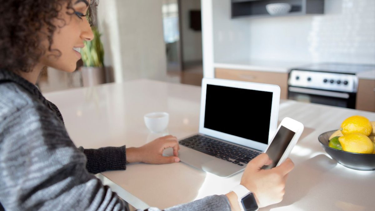 Una computadora adecuada, acceso a internet, software necesario y periféricos son esenciales para el teletrabajo seguro y efectivo.