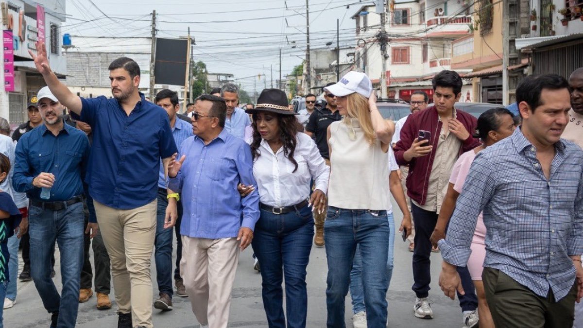 Actividad. Las concejales Montaño y Diab caminan junto con el alcalde de Guayaquil.