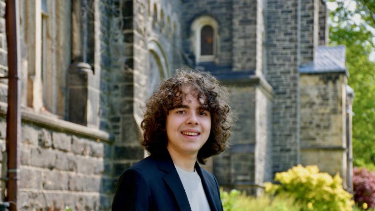Daniel Honciuc Menéndez es quiteño, se graduó de bachiller a los 12 años en la Academia Cotopaxi.
