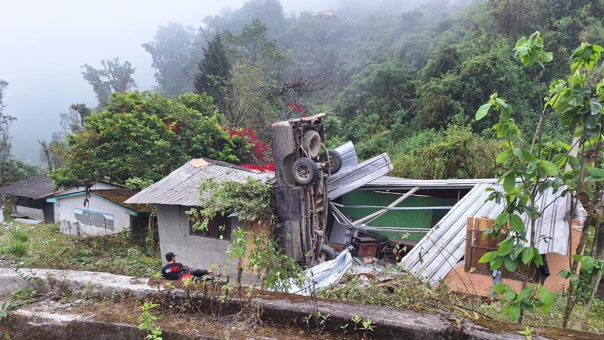 Estado en el que quedó el vehículo incrustado en la vivienda.