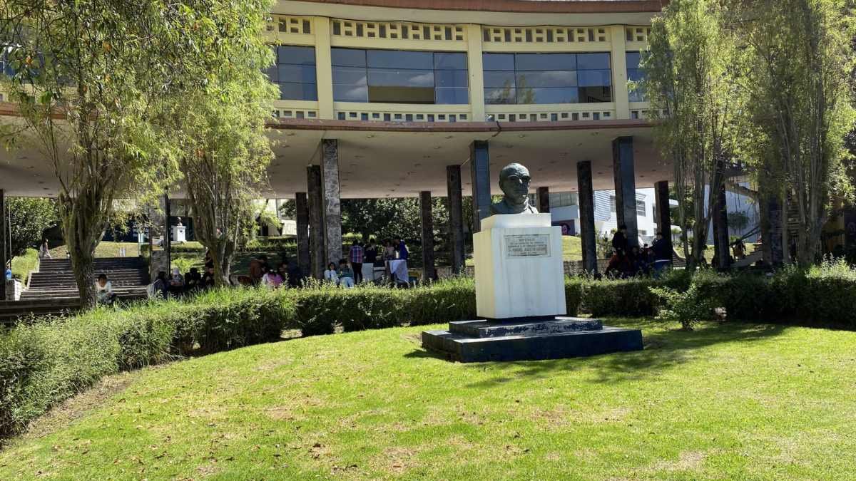 En los alrededores de la Facultad de Ciencias Económicas de la Universidad Central.