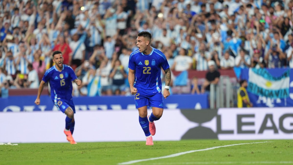 Lautaro Martínez (d), referente de la Argentina campeona del mundo.