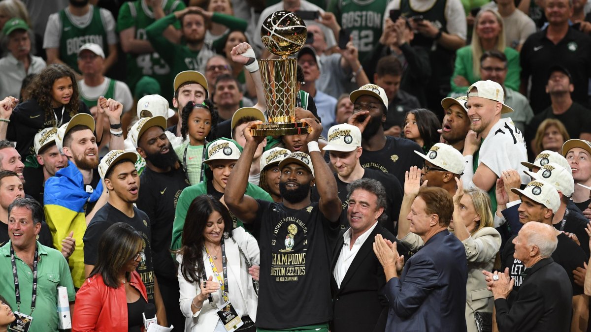 De 27 años y ganador también esta temporada del MVP de la final del Este, Jaylen Brown volvió a festejar.