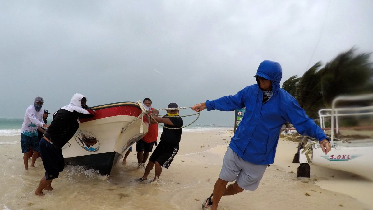 Acapulco. Pescadores de este puerto mexicano se preparan para el temporal que anuncian las autoridades.