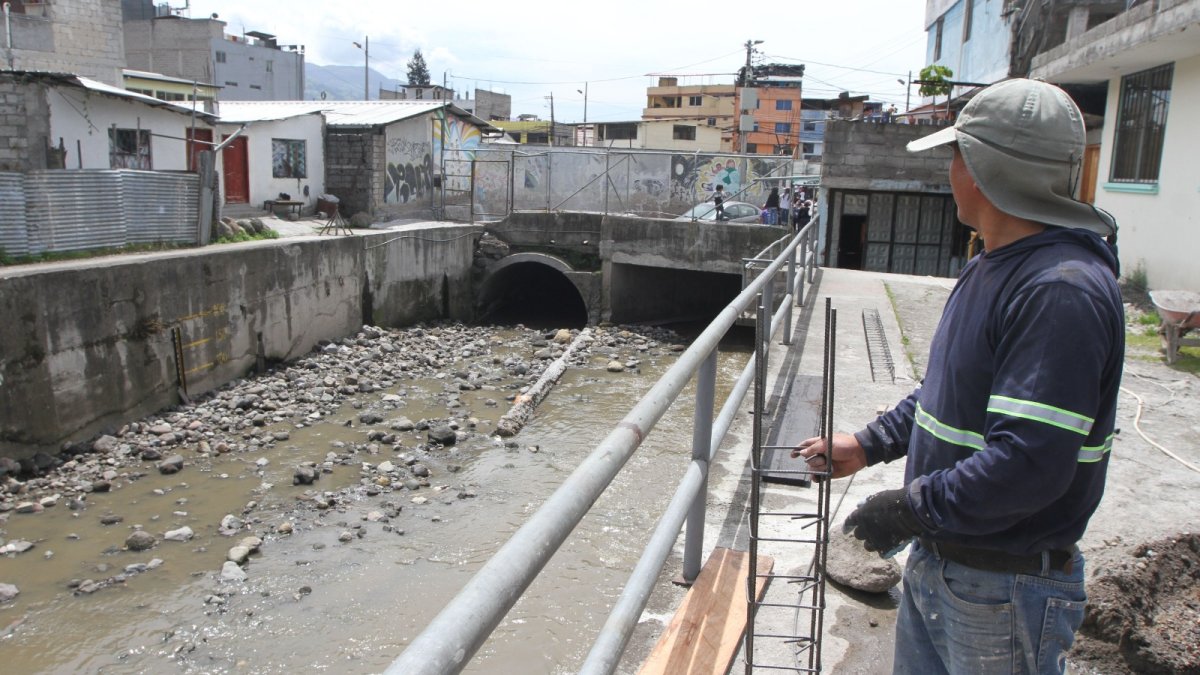 Lucha de los Pobres. En el ingreso a una quebrada existe una regleta. Si sobrepasa el nivel del agua, los vecinos lo alertan y toman acciones.