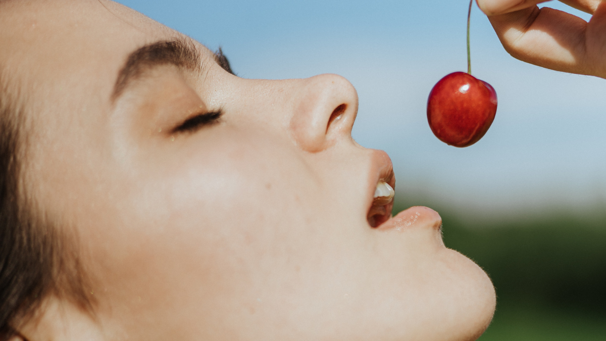 Las cerezas contienen melatonina, una hormona que regula el ciclo del sueño.