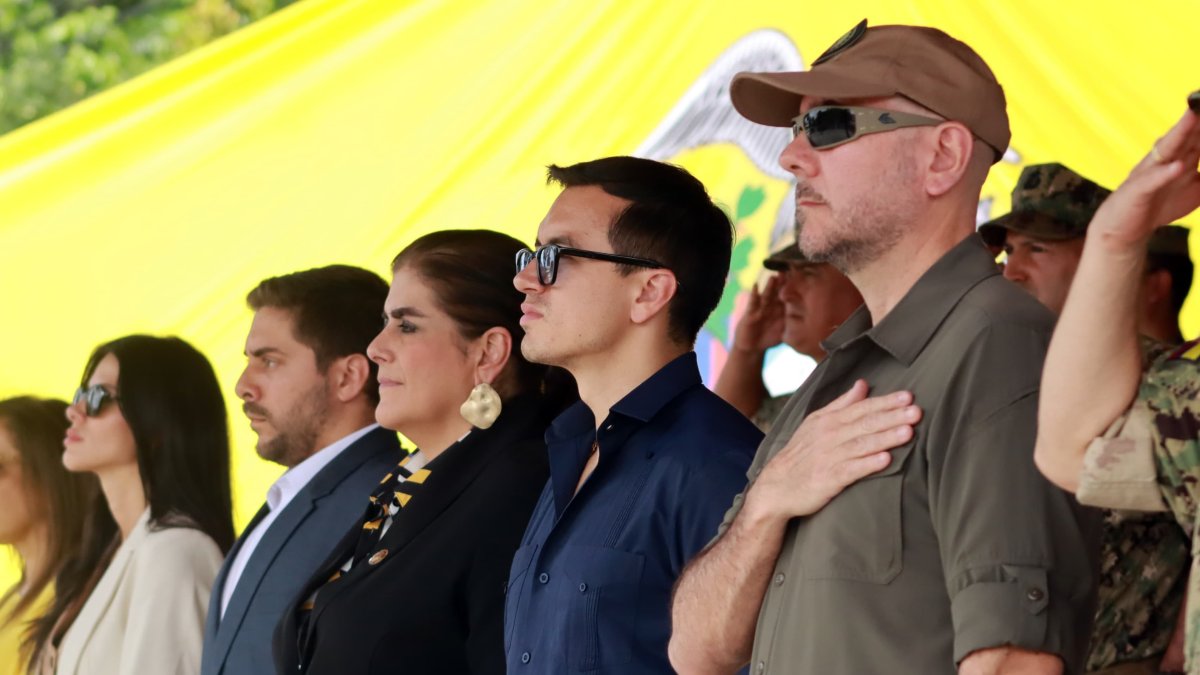 El presidente de la República, Daniel Noboa, en un evento junto a sus ministros de Estado.