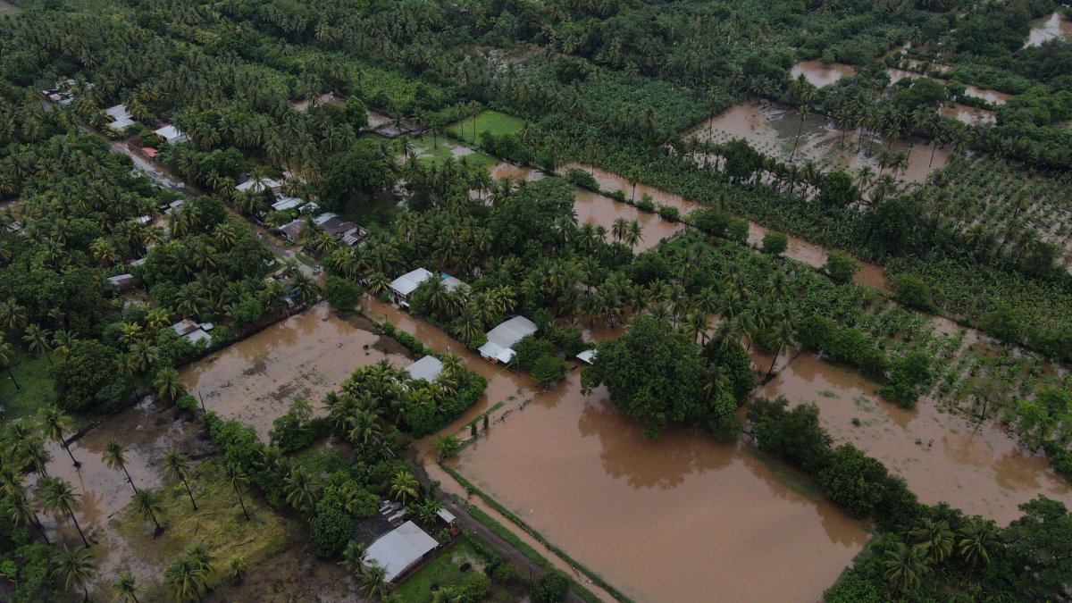 Fotografía aérea donde se observa una zona inundada por el desborde de un río, este martes 18 de junio en Metalío, El Salvador.