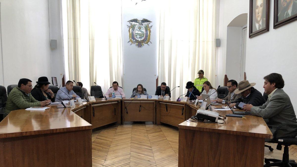 La sesión del concejo municipal de Latacunga se desarrolló con presencia policial.