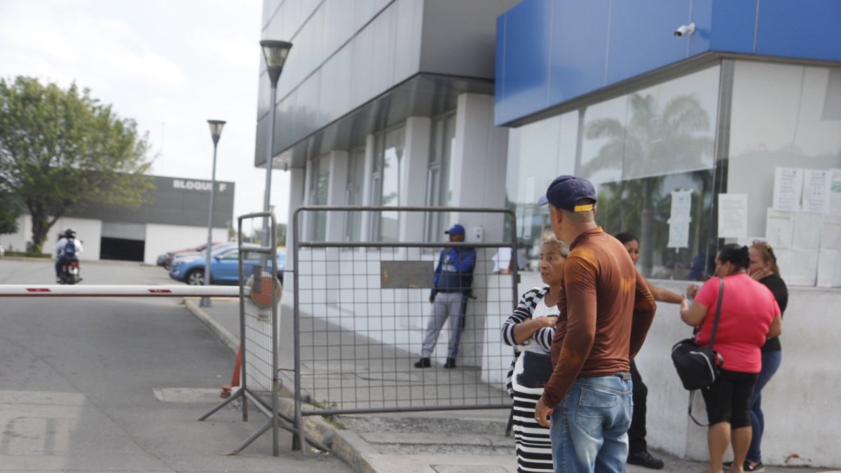 Morgue. Familiares de los cuerpos que yacen en la entidad forense acuden sin elementos de bioseguridad.