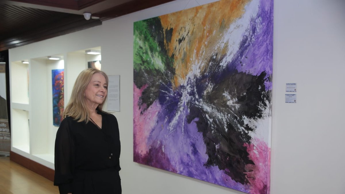 Verónica Fernández retomó su pasión hace unos años, y en la actualidad está exponiendo más de 60 cuadros abstractos