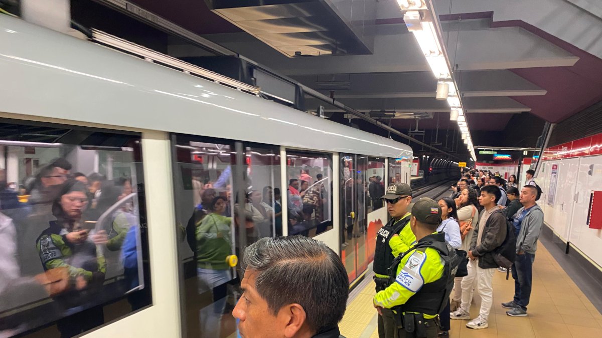 Aglomeración, filas y demora reportaron los usuarios del Metro de Quito en la mañana de este 19 de junio de 2024.